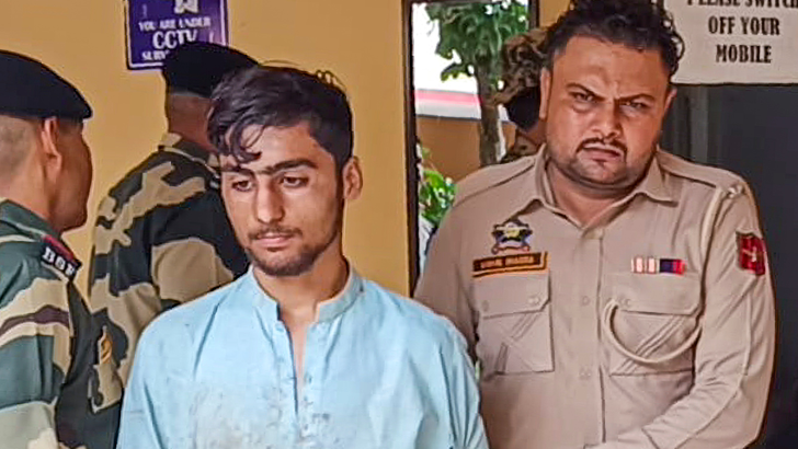 https://salarnews.in/public/uploads/images/newsimages/maannewsimage08092025_205355_Pakistan intruder .png